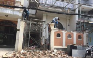 Thi công phá dỡ bằng thủ công : Sử dụng nhân công và khoan cầm tay,thiết bị chuyên dụng cầm tay 